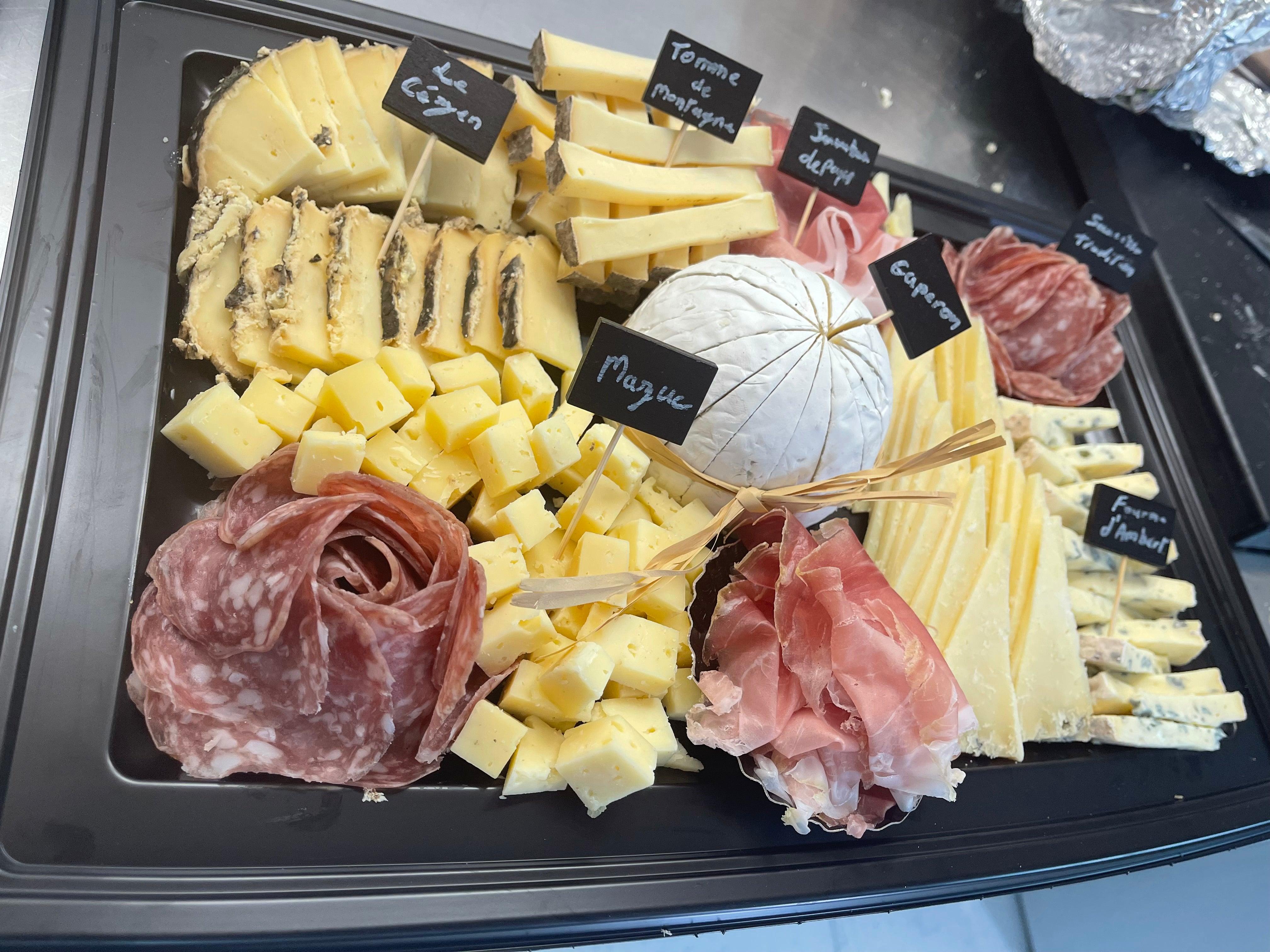  Plateau apéro fromage charcuterie Un dos tres