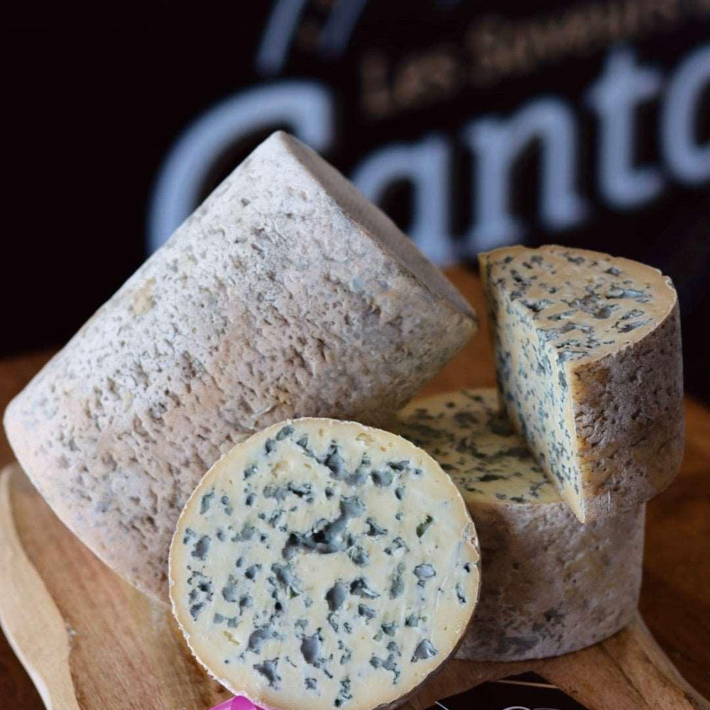 La Fourme d'Ambert est un fromage au lait de vache originaire de la région Auvergne en France. Sa pâte est souple et crémeuse, avec un goût doux et légèrement noisetté. Reconnaissable à sa forme cylindrique et à sa croûte fleurie naturelle, la Fourme d'Ambert est un fromage de caractère qui accompagne parfaitement les salades, les plats chauds et les apéritifs. Fabriquée selon des méthodes traditionnelles, chaque bouchée de Fourme d'Ambert est une véritable ode à la richesse culinaire de l'Auvergne.