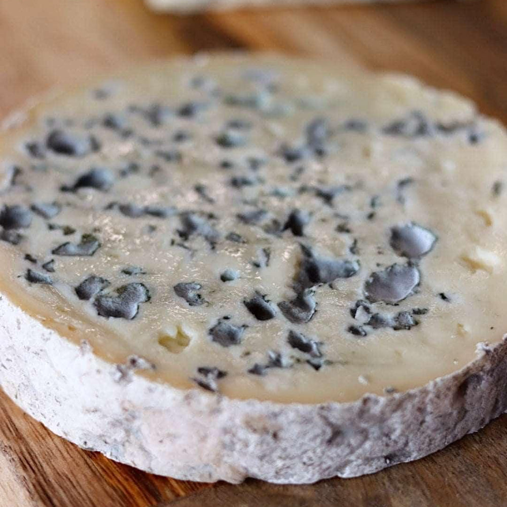 
                  
                    Le coffret 3 fromages inclut trois spécialités auvergnates incontournables : le Bleu d'Auvergne, la Fourme d'Ambert et le Carré d'Aurillac. Savourez la richesse des saveurs de ces fromages authentiques, qui reflètent le savoir-faire traditionnel de la région Auvergne.
                  
                