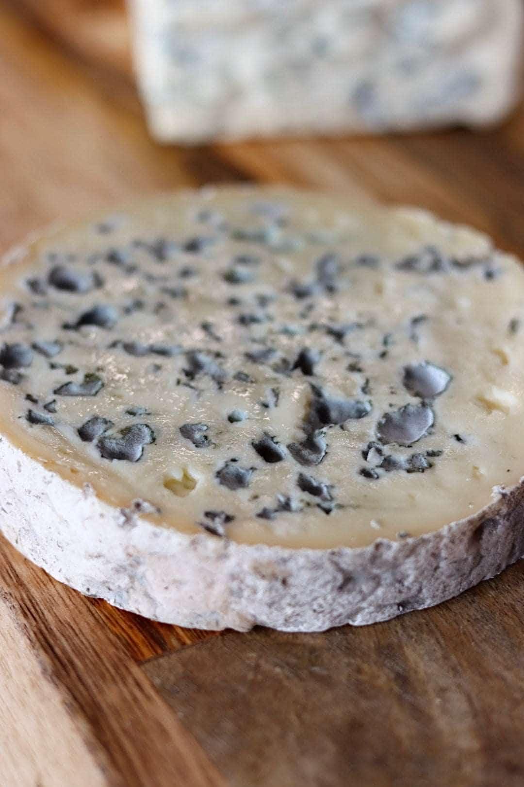 
                  
                    Le coffret 3 fromages inclut trois spécialités auvergnates incontournables : le Bleu d'Auvergne, la Fourme d'Ambert et le Carré d'Aurillac. Savourez la richesse des saveurs de ces fromages authentiques, qui reflètent le savoir-faire traditionnel de la région Auvergne.
                  
                