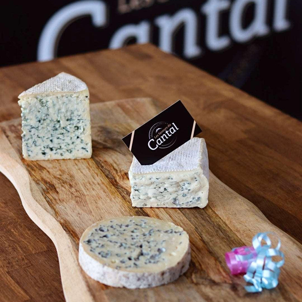 Le coffret 3 fromages inclut trois spécialités auvergnates incontournables : le Bleu d'Auvergne, la Fourme d'Ambert et le Carré d'Aurillac. Savourez la richesse des saveurs de ces fromages authentiques, qui reflètent le savoir-faire traditionnel de la région Auvergne.