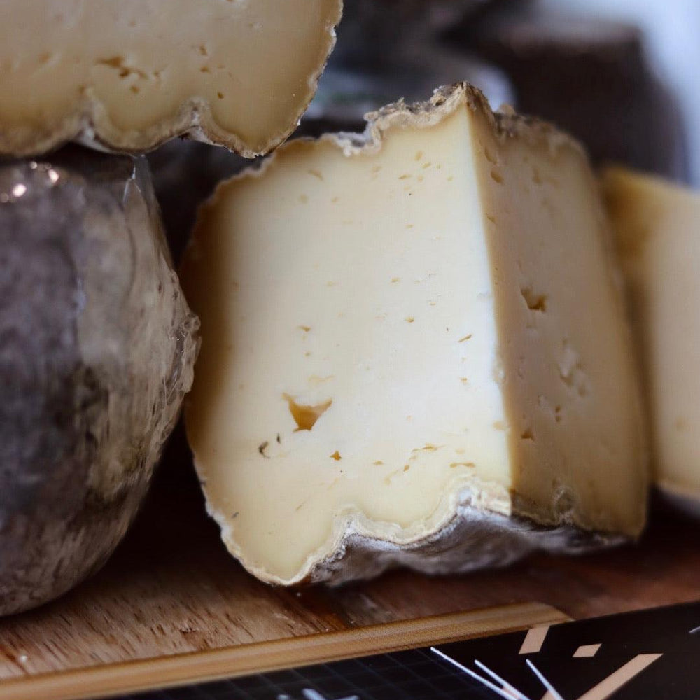 Le Petit Cézens est un fromage au lait cru de vache, fabriqué à la main selon les méthodes traditionnelles de la région Auvergne. Sa croûte naturelle et sa pâte moelleuse cachent des arômes subtils et délicats, avec des notes de noisette et de champignon. Ce fromage de terroir est parfait pour une dégustation en fin de repas ou pour agrémenter vos plateaux de fromages. Découvrez la richesse culinaire de l'Auvergne avec le Petit Cézens, un produit artisanal de qualité, fabriqué avec amour et passion.