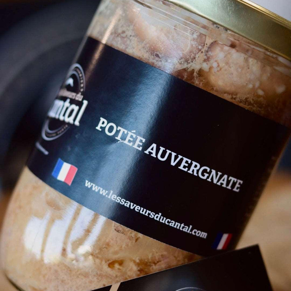 La Potée Auvergnate est un plat traditionnel de la région Auvergne, en France. Il s'agit d'un ragoût mijoté à base de viande de porc, de saucisses, de chou, de pommes de terre et de carottes, le tout assaisonné avec des épices et des herbes de Provence. Ce plat rustique est idéal pour les journées froides et pluvieuses, et est généralement servi avec du pain frais et du vin rouge de la région. Dégustez la Potée Auvergnate pour découvrir les saveurs  du cantal.