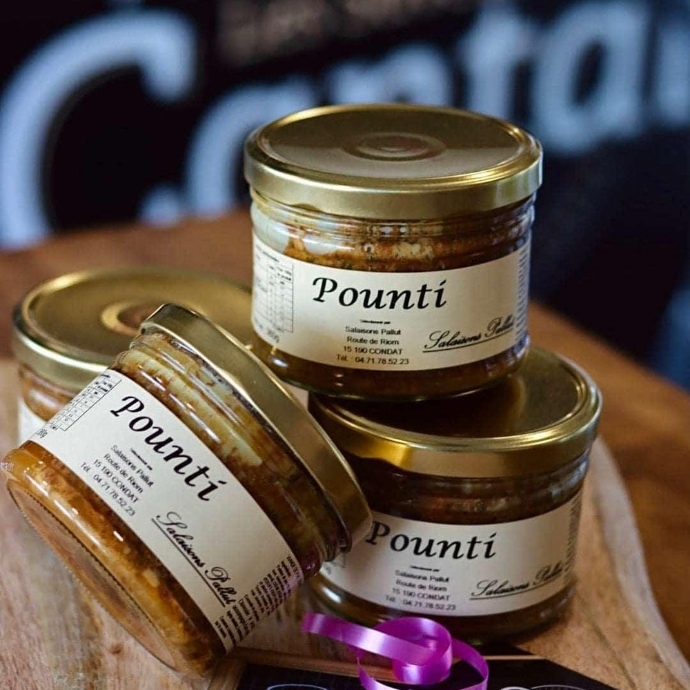 Pounti est un plat traditionnel de la région Auvergne en France. Il s'agit d'une sorte de terrine à base de viande de porc, de pruneaux, de légumes verts et d'œufs, le tout lié avec de la farine de seigle. Cette spécialité culinaire est connue pour son goût délicieusement salé-sucré, ainsi que pour sa texture moelleuse et fondante en bouche. Le pounti est souvent servi en entrée, en plat principal ou en apéritif pour accompagner un bon verre de vin rouge. 