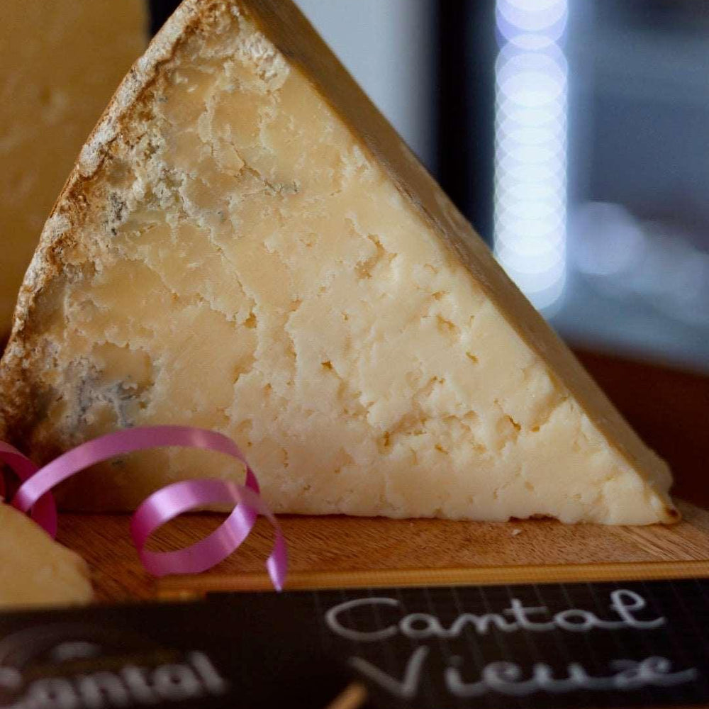 
                  
                    Le Cantal Vieux est un fromage au lait cru de vache qui a été affiné pendant plus de 8 mois, lui conférant un goût puissant et une texture friable. Reconnaissable à sa croûte naturelle et à sa pâte couleur ivoire, ce fromage traditionnel de la région Auvergne Rhône-Alpes est un vrai régal pour les amateurs de fromages forts. Dégustez-le accompagné d'un bon vin rouge ou dans vos recettes de cuisine pour ajouter une touche d'authenticité et de saveur.
                  
                