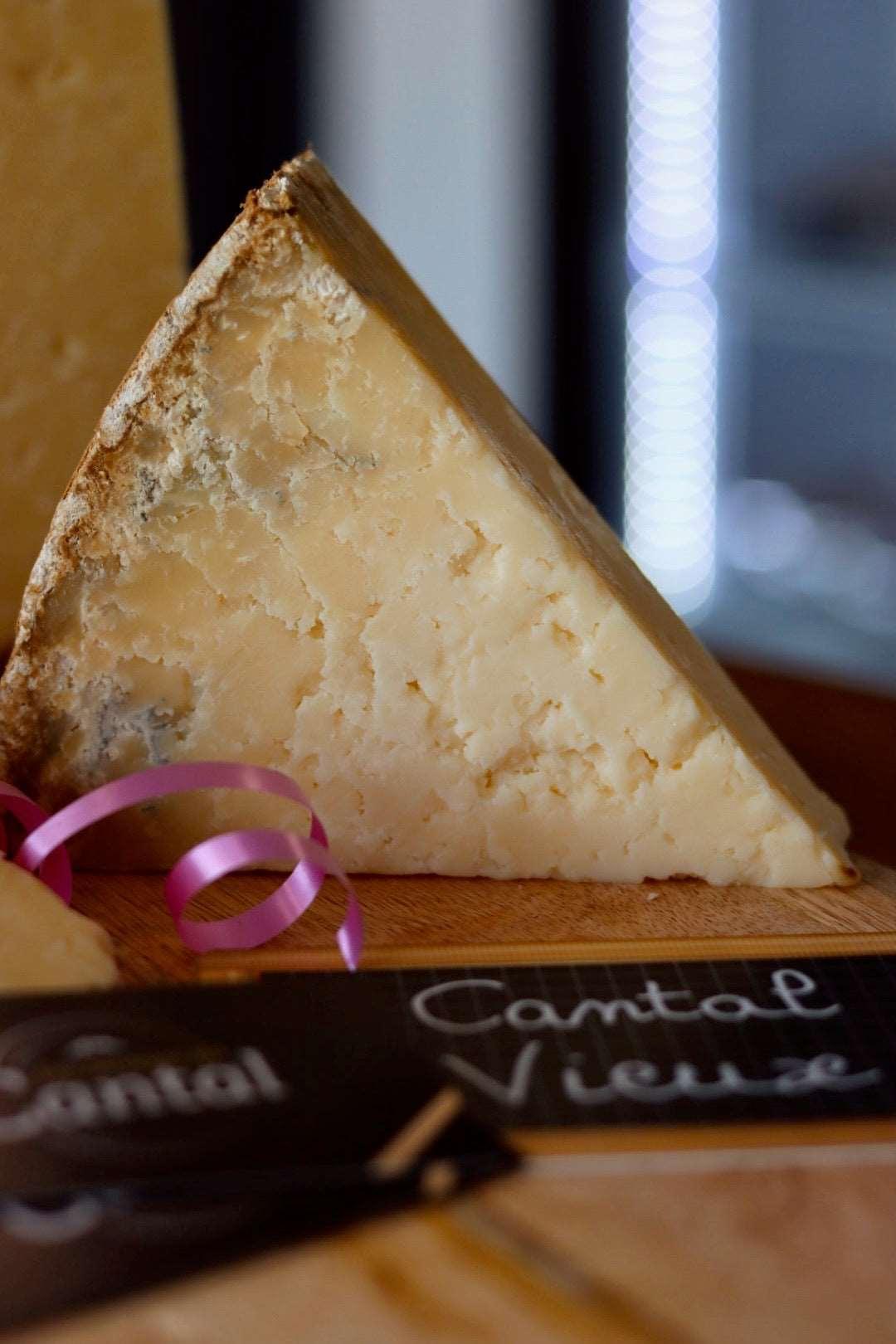 
                  
                    Le Cantal Vieux est un fromage au lait cru de vache qui a été affiné pendant plus de 8 mois, lui conférant un goût puissant et une texture friable. Reconnaissable à sa croûte naturelle et à sa pâte couleur ivoire, ce fromage traditionnel de la région Auvergne Rhône-Alpes est un vrai régal pour les amateurs de fromages forts. Dégustez-le accompagné d'un bon vin rouge ou dans vos recettes de cuisine pour ajouter une touche d'authenticité et de saveur.
                  
                