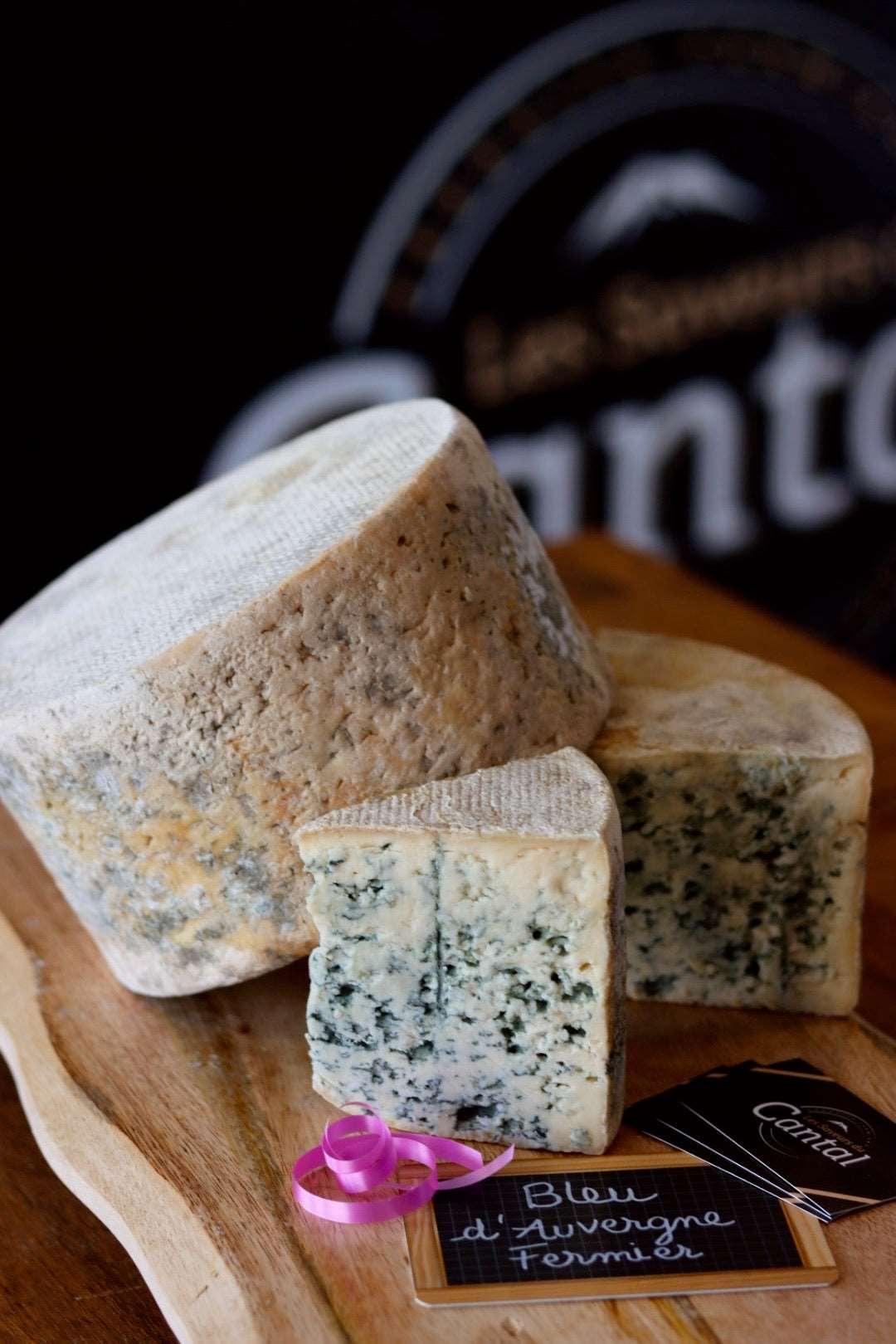 Le bleu d'Auvergne est un fromage au lait de vache à pâte persillée originaire de la région d'Auvergne en France. Ce fromage à la texture crémeuse et au goût prononcé est reconnaissable à sa croûte naturelle grise et à ses veines de moisissure bleues. Le bleu d'Auvergne est idéal pour les amateurs de fromage forts et complexes, et peut être dégusté seul ou utilisé dans diverses recettes culinaires pour ajouter une touche de saveur et d'originalité.