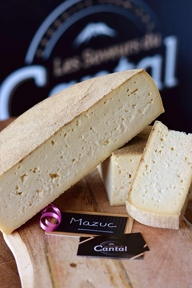 Le Mazuc est un fromage artisanal originaire de la région Cantal en France, fabriqué à partir de lait cru de vache. Sa croûte fine et naturelle cache une pâte moelleuse et onctueuse aux arômes lactiques et fruités. Avec son goût subtil et délicat, le Mazuc est parfait pour une dégustation en fin de repas ou pour accompagner vos plats de fromage fondu. 