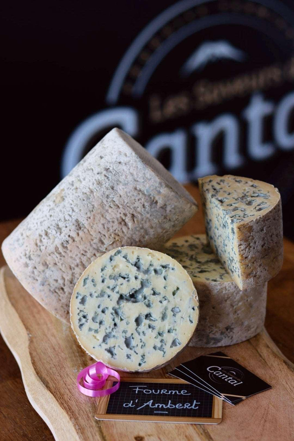 La Fourme d'Ambert est un fromage au lait de vache originaire de la région Auvergne en France. Sa pâte est souple et crémeuse, avec un goût doux et légèrement noisetté. Reconnaissable à sa forme cylindrique et à sa croûte fleurie naturelle, la Fourme d'Ambert est un fromage de caractère qui accompagne parfaitement les salades, les plats chauds et les apéritifs. Fabriquée selon des méthodes traditionnelles, chaque bouchée de Fourme d'Ambert est une véritable ode à la richesse culinaire de l'Auvergne.
