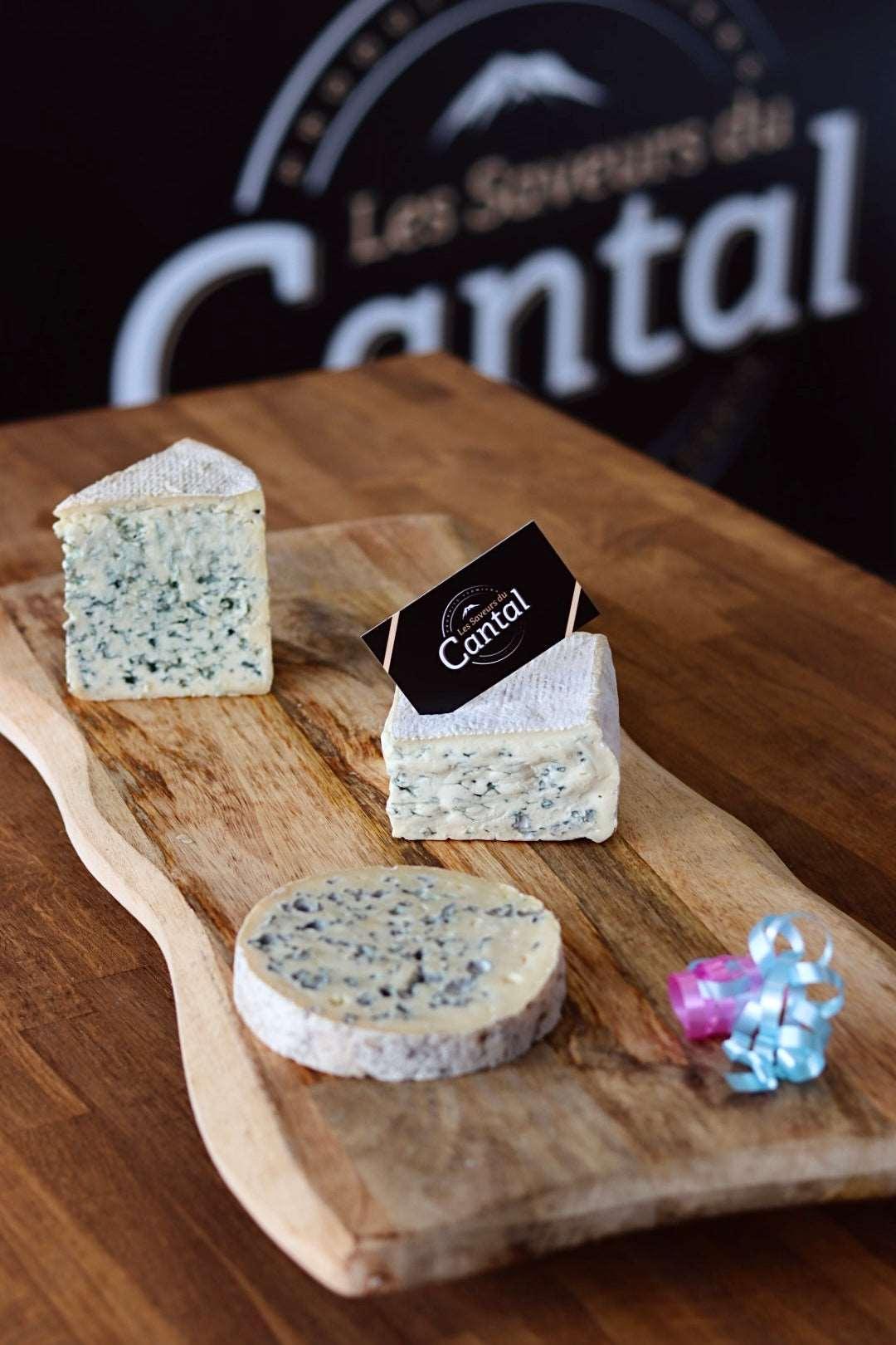 Le coffret 3 fromages inclut trois spécialités auvergnates incontournables : le Bleu d'Auvergne, la Fourme d'Ambert et le Carré d'Aurillac. Savourez la richesse des saveurs de ces fromages authentiques, qui reflètent le savoir-faire traditionnel de la région Auvergne.