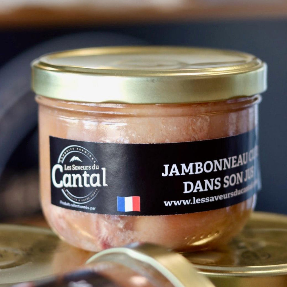Jambonneau du Cantal : découvrez ce savoureux produit de la charcuterie traditionnelle de l'Auvergne. Ce jambon est élaboré à partir d'une sélection rigoureuse de viande de porc de qualité supérieure, assaisonné avec des épices et des aromates, puis cuit lentement pour un résultat tendre et juteux. Avec son goût subtil et sa texture fondante en bouche, le jambonneau du Cantal est parfait pour agrémenter vos plats chauds ou à déguster en apéritif avec une tranche de pain frais.