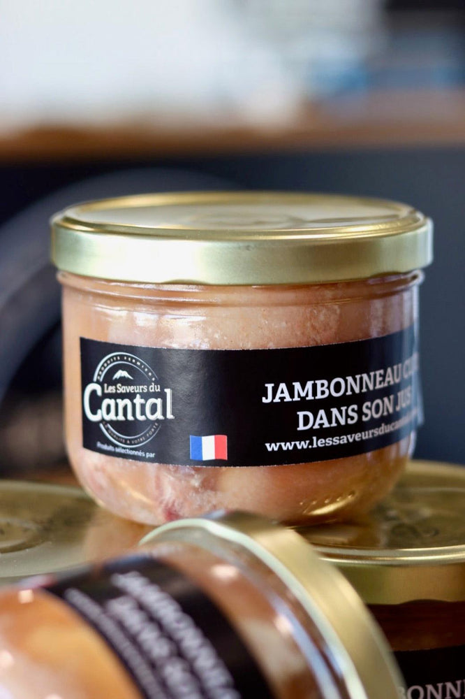 Jambonneau du Cantal : découvrez ce savoureux produit de la charcuterie traditionnelle de l'Auvergne. Ce jambon est élaboré à partir d'une sélection rigoureuse de viande de porc de qualité supérieure, assaisonné avec des épices et des aromates, puis cuit lentement pour un résultat tendre et juteux. Avec son goût subtil et sa texture fondante en bouche, le jambonneau du Cantal est parfait pour agrémenter vos plats chauds ou à déguster en apéritif avec une tranche de pain frais.