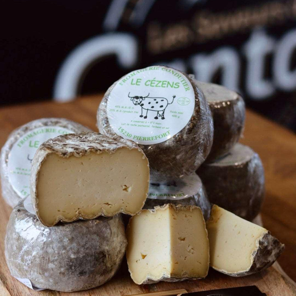 
                  
                    Le Petit Cézens est un fromage au lait de vache, fabriqué dans la région du Cantal en France. Sa croûte naturelle et sa pâte souple cachent des arômes de noisette et une saveur lactée douce et subtile. Ce fromage artisanal est idéal pour les amateurs de fromages doux et fondants, à déguster en fin de repas ou à partager en apéritif. Découvrez toute la richesse de la gastronomie du Cantal avec le Petit Cézens, un produit de qualité fabriqué selon des méthodes traditionnelles. 
                  
                