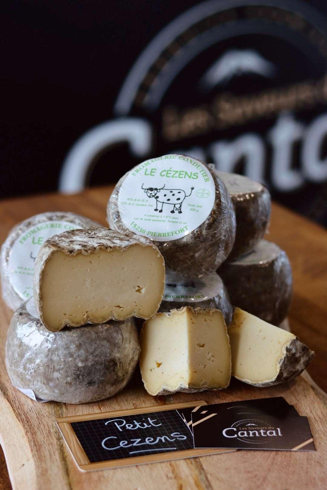 Le Petit Cézens est un fromage au lait de vache, fabriqué dans la région du Cantal en France. Sa croûte naturelle et sa pâte souple cachent des arômes de noisette et une saveur lactée douce et subtile. Ce fromage artisanal est idéal pour les amateurs de fromages doux et fondants, à déguster en fin de repas ou à partager en apéritif. Découvrez toute la richesse de la gastronomie du Cantal avec le Petit Cézens, un produit de qualité fabriqué selon des méthodes traditionnelles. 