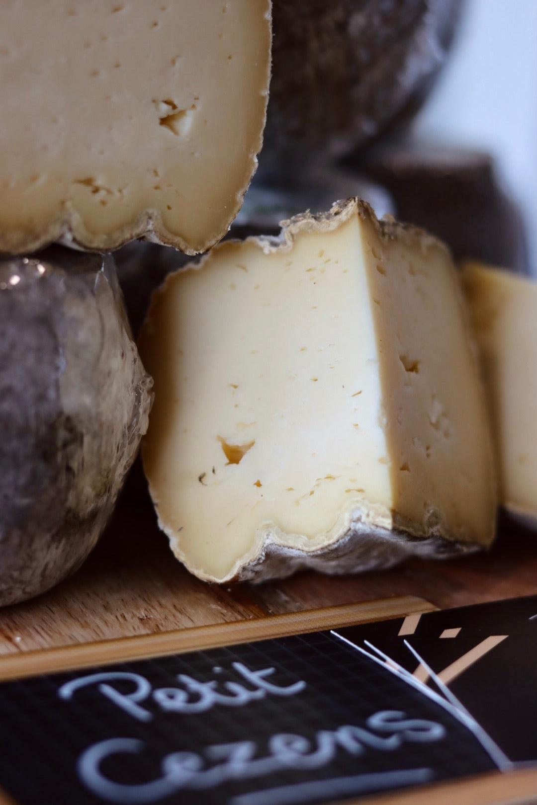 
                  
                    Le Petit Cézens est un fromage au lait cru de vache, fabriqué à la main selon les méthodes traditionnelles de la région Auvergne. Sa croûte naturelle et sa pâte moelleuse cachent des arômes subtils et délicats, avec des notes de noisette et de champignon. Ce fromage de terroir est parfait pour une dégustation en fin de repas ou pour agrémenter vos plateaux de fromages. Découvrez la richesse culinaire de l'Auvergne avec le Petit Cézens, un produit artisanal de qualité, fabriqué avec amour et passion.
                  
                